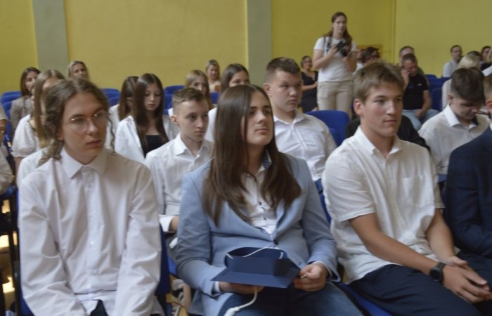 Dnia 20 czerwca odbyło się uroczyste zakończenie roku klas ósmych. Wśród zaproszonych gości była Burmistrz Pasłęka pani Elżbieta Wasiuk, pan Piotr Borysewicz wiceprezes klubu sportowego Polonii Pasłęk, trener  lekkiej atletyki oraz przewodnicząca Rady Rodziców pani Anna Szymanek. Uroczystość rozpoczęła się od przekazania pocztu sztandarowego uczniom klasom siódmym. Następnie wychowawcy klas i pani dyrektor Agnieszka Cieklińska wręczyli nagrody uczniom kończącym szkołę z wyróżnieniem a ich rodzicom listy gratulacyjne. Wszyscy uczniowie z klasy 8a i 8b otrzymali świadectwo ukończenia Szkoły Podstawowej nr 2.Gratulacje !
 Uroczystość uświetniły piosenki w wykonaniu dziewcząt z klasy 6 b i Jakuba Parzycha z klasy 5b. Naszym absolwentom życzymy sukcesów i chcielibyśmy by zawsze pamiętali o latach spędzonych w naszej „Dwójce”.
