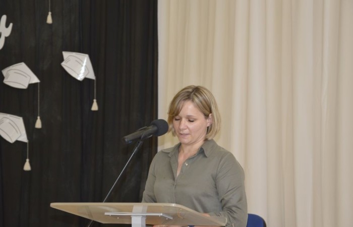 Dnia 20 czerwca odbyło się uroczyste zakończenie roku klas ósmych. Wśród zaproszonych gości była Burmistrz Pasłęka pani Elżbieta Wasiuk, pan Piotr Borysewicz wiceprezes klubu sportowego Polonii Pasłęk, trener  lekkiej atletyki oraz przewodnicząca Rady Rodziców pani Anna Szymanek. Uroczystość rozpoczęła się od przekazania pocztu sztandarowego uczniom klasom siódmym. Następnie wychowawcy klas i pani dyrektor Agnieszka Cieklińska wręczyli nagrody uczniom kończącym szkołę z wyróżnieniem a ich rodzicom listy gratulacyjne. Wszyscy uczniowie z klasy 8a i 8b otrzymali świadectwo ukończenia Szkoły Podstawowej nr 2.Gratulacje !
 Uroczystość uświetniły piosenki w wykonaniu dziewcząt z klasy 6 b i Jakuba Parzycha z klasy 5b. Naszym absolwentom życzymy sukcesów i chcielibyśmy by zawsze pamiętali o latach spędzonych w naszej „Dwójce”.
