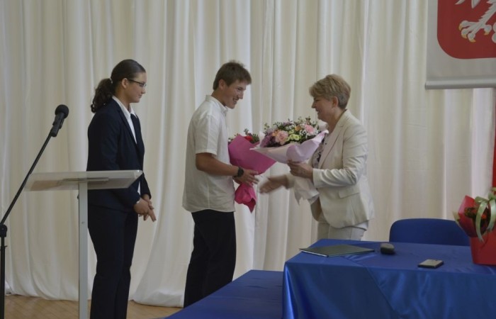 Dnia 20 czerwca odbyło się uroczyste zakończenie roku klas ósmych. Wśród zaproszonych gości była Burmistrz Pasłęka pani Elżbieta Wasiuk, pan Piotr Borysewicz wiceprezes klubu sportowego Polonii Pasłęk, trener  lekkiej atletyki oraz przewodnicząca Rady Rodziców pani Anna Szymanek. Uroczystość rozpoczęła się od przekazania pocztu sztandarowego uczniom klasom siódmym. Następnie wychowawcy klas i pani dyrektor Agnieszka Cieklińska wręczyli nagrody uczniom kończącym szkołę z wyróżnieniem a ich rodzicom listy gratulacyjne. Wszyscy uczniowie z klasy 8a i 8b otrzymali świadectwo ukończenia Szkoły Podstawowej nr 2.Gratulacje !
 Uroczystość uświetniły piosenki w wykonaniu dziewcząt z klasy 6 b i Jakuba Parzycha z klasy 5b. Naszym absolwentom życzymy sukcesów i chcielibyśmy by zawsze pamiętali o latach spędzonych w naszej „Dwójce”.
