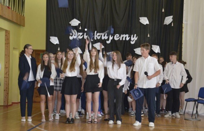 Dnia 20 czerwca odbyło się uroczyste zakończenie roku klas ósmych. Wśród zaproszonych gości była Burmistrz Pasłęka pani Elżbieta Wasiuk, pan Piotr Borysewicz wiceprezes klubu sportowego Polonii Pasłęk, trener  lekkiej atletyki oraz przewodnicząca Rady Rodziców pani Anna Szymanek. Uroczystość rozpoczęła się od przekazania pocztu sztandarowego uczniom klasom siódmym. Następnie wychowawcy klas i pani dyrektor Agnieszka Cieklińska wręczyli nagrody uczniom kończącym szkołę z wyróżnieniem a ich rodzicom listy gratulacyjne. Wszyscy uczniowie z klasy 8a i 8b otrzymali świadectwo ukończenia Szkoły Podstawowej nr 2.Gratulacje !
 Uroczystość uświetniły piosenki w wykonaniu dziewcząt z klasy 6 b i Jakuba Parzycha z klasy 5b. Naszym absolwentom życzymy sukcesów i chcielibyśmy by zawsze pamiętali o latach spędzonych w naszej „Dwójce”.
