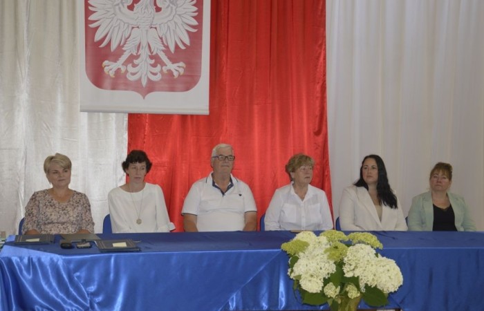 Rok szkolny 2023/2024 oficjalnie można już uznać za zakończony. Pożegnanie ze szkołą miało miejsce w piątek 21 czerwca. Wśród zaproszonych gości była przewodnicząca Rady Rodziców pani Anna Szymanek wraz z zarządem Rady Rodziców w składzie: pani Urszula Szuniewicz, pani Dorota Śladowska  i pani Katarzyna Kaniowska. Swoją obecnością zaszczyciła nas także Prezes Stowarzyszenia na Rzecz wsi Aniołowo pani Halina Cieśla, Sołtys wsi Aniołowo pan Zbigniew Cieśla, prezes Stowarzyszenia Przyjaciele Pasłęckiej Dwójki pani Iga Pankiewicz oraz pan Sławomir Mackiewicz z Ochotniczej Straży Pożarnej w Mariance. Pani dyrektor Agnieszka Cieklińska wręczyła wyróżniającym się uczniom nagrody książkowe. Po zakończonej akademii wszyscy uczniowie udali się do klas na ostatnie w tym roku szkolnym spotkanie z wychowawcą, gdzie otrzymali świadectwa, a wraz z nimi promocję do kolejnej klasy. Do zobaczenia we wrześniu!
