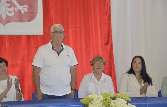 Rok szkolny 2023/2024 oficjalnie można już uznać za zakończony. Pożegnanie ze szkołą miało miejsce w piątek 21 czerwca. Wśród zaproszonych gości była przewodnicząca Rady Rodziców pani Anna Szymanek wraz z zarządem Rady Rodziców w składzie: pani Urszula Szuniewicz, pani Dorota Śladowska  i pani Katarzyna Kaniowska. Swoją obecnością zaszczyciła nas także Prezes Stowarzyszenia na Rzecz wsi Aniołowo pani Halina Cieśla, Sołtys wsi Aniołowo pan Zbigniew Cieśla, prezes Stowarzyszenia Przyjaciele Pasłęckiej Dwójki pani Iga Pankiewicz oraz pan Sławomir Mackiewicz z Ochotniczej Straży Pożarnej w Mariance. Pani dyrektor Agnieszka Cieklińska wręczyła wyróżniającym się uczniom nagrody książkowe. Po zakończonej akademii wszyscy uczniowie udali się do klas na ostatnie w tym roku szkolnym spotkanie z wychowawcą, gdzie otrzymali świadectwa, a wraz z nimi promocję do kolejnej klasy. Do zobaczenia we wrześniu!
