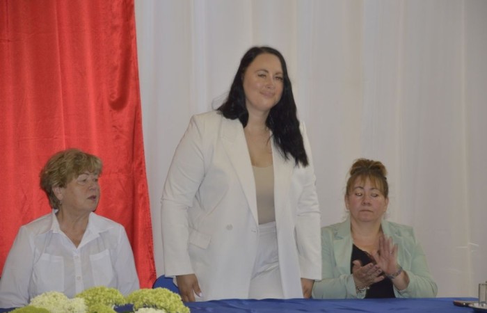 Rok szkolny 2023/2024 oficjalnie można już uznać za zakończony. Pożegnanie ze szkołą miało miejsce w piątek 21 czerwca. Wśród zaproszonych gości była przewodnicząca Rady Rodziców pani Anna Szymanek wraz z zarządem Rady Rodziców w składzie: pani Urszula Szuniewicz, pani Dorota Śladowska  i pani Katarzyna Kaniowska. Swoją obecnością zaszczyciła nas także Prezes Stowarzyszenia na Rzecz wsi Aniołowo pani Halina Cieśla, Sołtys wsi Aniołowo pan Zbigniew Cieśla, prezes Stowarzyszenia Przyjaciele Pasłęckiej Dwójki pani Iga Pankiewicz oraz pan Sławomir Mackiewicz z Ochotniczej Straży Pożarnej w Mariance. Pani dyrektor Agnieszka Cieklińska wręczyła wyróżniającym się uczniom nagrody książkowe. Po zakończonej akademii wszyscy uczniowie udali się do klas na ostatnie w tym roku szkolnym spotkanie z wychowawcą, gdzie otrzymali świadectwa, a wraz z nimi promocję do kolejnej klasy. Do zobaczenia we wrześniu!
