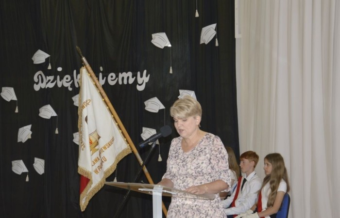 Rok szkolny 2023/2024 oficjalnie można już uznać za zakończony. Pożegnanie ze szkołą miało miejsce w piątek 21 czerwca. Wśród zaproszonych gości była przewodnicząca Rady Rodziców pani Anna Szymanek wraz z zarządem Rady Rodziców w składzie: pani Urszula Szuniewicz, pani Dorota Śladowska  i pani Katarzyna Kaniowska. Swoją obecnością zaszczyciła nas także Prezes Stowarzyszenia na Rzecz wsi Aniołowo pani Halina Cieśla, Sołtys wsi Aniołowo pan Zbigniew Cieśla, prezes Stowarzyszenia Przyjaciele Pasłęckiej Dwójki pani Iga Pankiewicz oraz pan Sławomir Mackiewicz z Ochotniczej Straży Pożarnej w Mariance. Pani dyrektor Agnieszka Cieklińska wręczyła wyróżniającym się uczniom nagrody książkowe. Po zakończonej akademii wszyscy uczniowie udali się do klas na ostatnie w tym roku szkolnym spotkanie z wychowawcą, gdzie otrzymali świadectwa, a wraz z nimi promocję do kolejnej klasy. Do zobaczenia we wrześniu!
