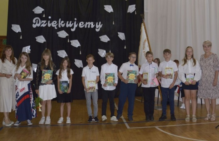 Rok szkolny 2023/2024 oficjalnie można już uznać za zakończony. Pożegnanie ze szkołą miało miejsce w piątek 21 czerwca. Wśród zaproszonych gości była przewodnicząca Rady Rodziców pani Anna Szymanek wraz z zarządem Rady Rodziców w składzie: pani Urszula Szuniewicz, pani Dorota Śladowska  i pani Katarzyna Kaniowska. Swoją obecnością zaszczyciła nas także Prezes Stowarzyszenia na Rzecz wsi Aniołowo pani Halina Cieśla, Sołtys wsi Aniołowo pan Zbigniew Cieśla, prezes Stowarzyszenia Przyjaciele Pasłęckiej Dwójki pani Iga Pankiewicz oraz pan Sławomir Mackiewicz z Ochotniczej Straży Pożarnej w Mariance. Pani dyrektor Agnieszka Cieklińska wręczyła wyróżniającym się uczniom nagrody książkowe. Po zakończonej akademii wszyscy uczniowie udali się do klas na ostatnie w tym roku szkolnym spotkanie z wychowawcą, gdzie otrzymali świadectwa, a wraz z nimi promocję do kolejnej klasy. Do zobaczenia we wrześniu!
