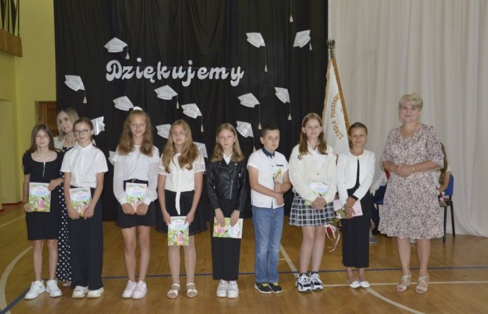 Rok szkolny 2023/2024 oficjalnie można już uznać za zakończony. Pożegnanie ze szkołą miało miejsce w piątek 21 czerwca. Wśród zaproszonych gości była przewodnicząca Rady Rodziców pani Anna Szymanek wraz z zarządem Rady Rodziców w składzie: pani Urszula Szuniewicz, pani Dorota Śladowska  i pani Katarzyna Kaniowska. Swoją obecnością zaszczyciła nas także Prezes Stowarzyszenia na Rzecz wsi Aniołowo pani Halina Cieśla, Sołtys wsi Aniołowo pan Zbigniew Cieśla, prezes Stowarzyszenia Przyjaciele Pasłęckiej Dwójki pani Iga Pankiewicz oraz pan Sławomir Mackiewicz z Ochotniczej Straży Pożarnej w Mariance. Pani dyrektor Agnieszka Cieklińska wręczyła wyróżniającym się uczniom nagrody książkowe. Po zakończonej akademii wszyscy uczniowie udali się do klas na ostatnie w tym roku szkolnym spotkanie z wychowawcą, gdzie otrzymali świadectwa, a wraz z nimi promocję do kolejnej klasy. Do zobaczenia we wrześniu!
