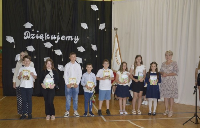 Rok szkolny 2023/2024 oficjalnie można już uznać za zakończony. Pożegnanie ze szkołą miało miejsce w piątek 21 czerwca. Wśród zaproszonych gości była przewodnicząca Rady Rodziców pani Anna Szymanek wraz z zarządem Rady Rodziców w składzie: pani Urszula Szuniewicz, pani Dorota Śladowska  i pani Katarzyna Kaniowska. Swoją obecnością zaszczyciła nas także Prezes Stowarzyszenia na Rzecz wsi Aniołowo pani Halina Cieśla, Sołtys wsi Aniołowo pan Zbigniew Cieśla, prezes Stowarzyszenia Przyjaciele Pasłęckiej Dwójki pani Iga Pankiewicz oraz pan Sławomir Mackiewicz z Ochotniczej Straży Pożarnej w Mariance. Pani dyrektor Agnieszka Cieklińska wręczyła wyróżniającym się uczniom nagrody książkowe. Po zakończonej akademii wszyscy uczniowie udali się do klas na ostatnie w tym roku szkolnym spotkanie z wychowawcą, gdzie otrzymali świadectwa, a wraz z nimi promocję do kolejnej klasy. Do zobaczenia we wrześniu!
