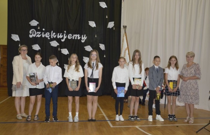 Rok szkolny 2023/2024 oficjalnie można już uznać za zakończony. Pożegnanie ze szkołą miało miejsce w piątek 21 czerwca. Wśród zaproszonych gości była przewodnicząca Rady Rodziców pani Anna Szymanek wraz z zarządem Rady Rodziców w składzie: pani Urszula Szuniewicz, pani Dorota Śladowska  i pani Katarzyna Kaniowska. Swoją obecnością zaszczyciła nas także Prezes Stowarzyszenia na Rzecz wsi Aniołowo pani Halina Cieśla, Sołtys wsi Aniołowo pan Zbigniew Cieśla, prezes Stowarzyszenia Przyjaciele Pasłęckiej Dwójki pani Iga Pankiewicz oraz pan Sławomir Mackiewicz z Ochotniczej Straży Pożarnej w Mariance. Pani dyrektor Agnieszka Cieklińska wręczyła wyróżniającym się uczniom nagrody książkowe. Po zakończonej akademii wszyscy uczniowie udali się do klas na ostatnie w tym roku szkolnym spotkanie z wychowawcą, gdzie otrzymali świadectwa, a wraz z nimi promocję do kolejnej klasy. Do zobaczenia we wrześniu!
