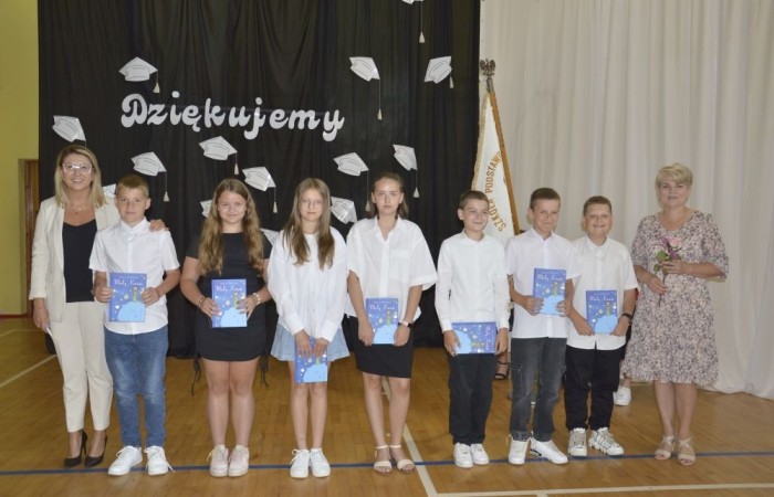 Rok szkolny 2023/2024 oficjalnie można już uznać za zakończony. Pożegnanie ze szkołą miało miejsce w piątek 21 czerwca. Wśród zaproszonych gości była przewodnicząca Rady Rodziców pani Anna Szymanek wraz z zarządem Rady Rodziców w składzie: pani Urszula Szuniewicz, pani Dorota Śladowska  i pani Katarzyna Kaniowska. Swoją obecnością zaszczyciła nas także Prezes Stowarzyszenia na Rzecz wsi Aniołowo pani Halina Cieśla, Sołtys wsi Aniołowo pan Zbigniew Cieśla, prezes Stowarzyszenia Przyjaciele Pasłęckiej Dwójki pani Iga Pankiewicz oraz pan Sławomir Mackiewicz z Ochotniczej Straży Pożarnej w Mariance. Pani dyrektor Agnieszka Cieklińska wręczyła wyróżniającym się uczniom nagrody książkowe. Po zakończonej akademii wszyscy uczniowie udali się do klas na ostatnie w tym roku szkolnym spotkanie z wychowawcą, gdzie otrzymali świadectwa, a wraz z nimi promocję do kolejnej klasy. Do zobaczenia we wrześniu!
