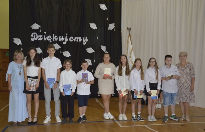 Rok szkolny 2023/2024 oficjalnie można już uznać za zakończony. Pożegnanie ze szkołą miało miejsce w piątek 21 czerwca. Wśród zaproszonych gości była przewodnicząca Rady Rodziców pani Anna Szymanek wraz z zarządem Rady Rodziców w składzie: pani Urszula Szuniewicz, pani Dorota Śladowska  i pani Katarzyna Kaniowska. Swoją obecnością zaszczyciła nas także Prezes Stowarzyszenia na Rzecz wsi Aniołowo pani Halina Cieśla, Sołtys wsi Aniołowo pan Zbigniew Cieśla, prezes Stowarzyszenia Przyjaciele Pasłęckiej Dwójki pani Iga Pankiewicz oraz pan Sławomir Mackiewicz z Ochotniczej Straży Pożarnej w Mariance. Pani dyrektor Agnieszka Cieklińska wręczyła wyróżniającym się uczniom nagrody książkowe. Po zakończonej akademii wszyscy uczniowie udali się do klas na ostatnie w tym roku szkolnym spotkanie z wychowawcą, gdzie otrzymali świadectwa, a wraz z nimi promocję do kolejnej klasy. Do zobaczenia we wrześniu!
