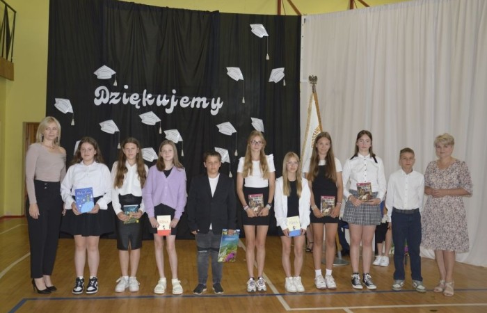 Rok szkolny 2023/2024 oficjalnie można już uznać za zakończony. Pożegnanie ze szkołą miało miejsce w piątek 21 czerwca. Wśród zaproszonych gości była przewodnicząca Rady Rodziców pani Anna Szymanek wraz z zarządem Rady Rodziców w składzie: pani Urszula Szuniewicz, pani Dorota Śladowska  i pani Katarzyna Kaniowska. Swoją obecnością zaszczyciła nas także Prezes Stowarzyszenia na Rzecz wsi Aniołowo pani Halina Cieśla, Sołtys wsi Aniołowo pan Zbigniew Cieśla, prezes Stowarzyszenia Przyjaciele Pasłęckiej Dwójki pani Iga Pankiewicz oraz pan Sławomir Mackiewicz z Ochotniczej Straży Pożarnej w Mariance. Pani dyrektor Agnieszka Cieklińska wręczyła wyróżniającym się uczniom nagrody książkowe. Po zakończonej akademii wszyscy uczniowie udali się do klas na ostatnie w tym roku szkolnym spotkanie z wychowawcą, gdzie otrzymali świadectwa, a wraz z nimi promocję do kolejnej klasy. Do zobaczenia we wrześniu!
