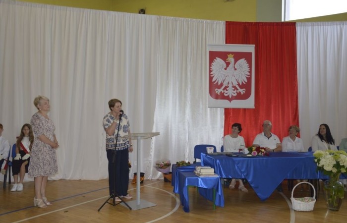 Rok szkolny 2023/2024 oficjalnie można już uznać za zakończony. Pożegnanie ze szkołą miało miejsce w piątek 21 czerwca. Wśród zaproszonych gości była przewodnicząca Rady Rodziców pani Anna Szymanek wraz z zarządem Rady Rodziców w składzie: pani Urszula Szuniewicz, pani Dorota Śladowska  i pani Katarzyna Kaniowska. Swoją obecnością zaszczyciła nas także Prezes Stowarzyszenia na Rzecz wsi Aniołowo pani Halina Cieśla, Sołtys wsi Aniołowo pan Zbigniew Cieśla, prezes Stowarzyszenia Przyjaciele Pasłęckiej Dwójki pani Iga Pankiewicz oraz pan Sławomir Mackiewicz z Ochotniczej Straży Pożarnej w Mariance. Pani dyrektor Agnieszka Cieklińska wręczyła wyróżniającym się uczniom nagrody książkowe. Po zakończonej akademii wszyscy uczniowie udali się do klas na ostatnie w tym roku szkolnym spotkanie z wychowawcą, gdzie otrzymali świadectwa, a wraz z nimi promocję do kolejnej klasy. Do zobaczenia we wrześniu!
