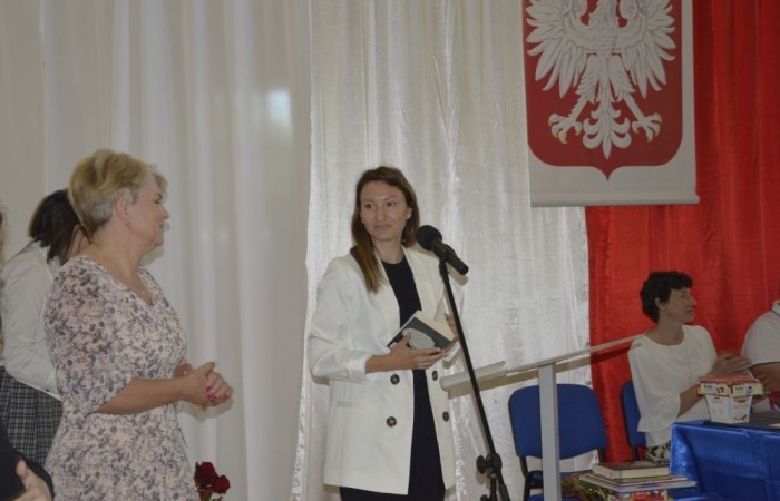 Rok szkolny 2023/2024 oficjalnie można już uznać za zakończony. Pożegnanie ze szkołą miało miejsce w piątek 21 czerwca. Wśród zaproszonych gości była przewodnicząca Rady Rodziców pani Anna Szymanek wraz z zarządem Rady Rodziców w składzie: pani Urszula Szuniewicz, pani Dorota Śladowska  i pani Katarzyna Kaniowska. Swoją obecnością zaszczyciła nas także Prezes Stowarzyszenia na Rzecz wsi Aniołowo pani Halina Cieśla, Sołtys wsi Aniołowo pan Zbigniew Cieśla, prezes Stowarzyszenia Przyjaciele Pasłęckiej Dwójki pani Iga Pankiewicz oraz pan Sławomir Mackiewicz z Ochotniczej Straży Pożarnej w Mariance. Pani dyrektor Agnieszka Cieklińska wręczyła wyróżniającym się uczniom nagrody książkowe. Po zakończonej akademii wszyscy uczniowie udali się do klas na ostatnie w tym roku szkolnym spotkanie z wychowawcą, gdzie otrzymali świadectwa, a wraz z nimi promocję do kolejnej klasy. Do zobaczenia we wrześniu!
