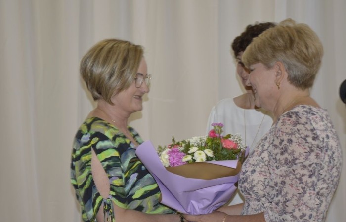 Rok szkolny 2023/2024 oficjalnie można już uznać za zakończony. Pożegnanie ze szkołą miało miejsce w piątek 21 czerwca. Wśród zaproszonych gości była przewodnicząca Rady Rodziców pani Anna Szymanek wraz z zarządem Rady Rodziców w składzie: pani Urszula Szuniewicz, pani Dorota Śladowska  i pani Katarzyna Kaniowska. Swoją obecnością zaszczyciła nas także Prezes Stowarzyszenia na Rzecz wsi Aniołowo pani Halina Cieśla, Sołtys wsi Aniołowo pan Zbigniew Cieśla, prezes Stowarzyszenia Przyjaciele Pasłęckiej Dwójki pani Iga Pankiewicz oraz pan Sławomir Mackiewicz z Ochotniczej Straży Pożarnej w Mariance. Pani dyrektor Agnieszka Cieklińska wręczyła wyróżniającym się uczniom nagrody książkowe. Po zakończonej akademii wszyscy uczniowie udali się do klas na ostatnie w tym roku szkolnym spotkanie z wychowawcą, gdzie otrzymali świadectwa, a wraz z nimi promocję do kolejnej klasy. Do zobaczenia we wrześniu!
