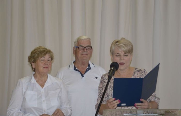 Rok szkolny 2023/2024 oficjalnie można już uznać za zakończony. Pożegnanie ze szkołą miało miejsce w piątek 21 czerwca. Wśród zaproszonych gości była przewodnicząca Rady Rodziców pani Anna Szymanek wraz z zarządem Rady Rodziców w składzie: pani Urszula Szuniewicz, pani Dorota Śladowska  i pani Katarzyna Kaniowska. Swoją obecnością zaszczyciła nas także Prezes Stowarzyszenia na Rzecz wsi Aniołowo pani Halina Cieśla, Sołtys wsi Aniołowo pan Zbigniew Cieśla, prezes Stowarzyszenia Przyjaciele Pasłęckiej Dwójki pani Iga Pankiewicz oraz pan Sławomir Mackiewicz z Ochotniczej Straży Pożarnej w Mariance. Pani dyrektor Agnieszka Cieklińska wręczyła wyróżniającym się uczniom nagrody książkowe. Po zakończonej akademii wszyscy uczniowie udali się do klas na ostatnie w tym roku szkolnym spotkanie z wychowawcą, gdzie otrzymali świadectwa, a wraz z nimi promocję do kolejnej klasy. Do zobaczenia we wrześniu!
