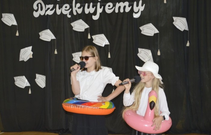 Rok szkolny 2023/2024 oficjalnie można już uznać za zakończony. Pożegnanie ze szkołą miało miejsce w piątek 21 czerwca. Wśród zaproszonych gości była przewodnicząca Rady Rodziców pani Anna Szymanek wraz z zarządem Rady Rodziców w składzie: pani Urszula Szuniewicz, pani Dorota Śladowska  i pani Katarzyna Kaniowska. Swoją obecnością zaszczyciła nas także Prezes Stowarzyszenia na Rzecz wsi Aniołowo pani Halina Cieśla, Sołtys wsi Aniołowo pan Zbigniew Cieśla, prezes Stowarzyszenia Przyjaciele Pasłęckiej Dwójki pani Iga Pankiewicz oraz pan Sławomir Mackiewicz z Ochotniczej Straży Pożarnej w Mariance. Pani dyrektor Agnieszka Cieklińska wręczyła wyróżniającym się uczniom nagrody książkowe. Po zakończonej akademii wszyscy uczniowie udali się do klas na ostatnie w tym roku szkolnym spotkanie z wychowawcą, gdzie otrzymali świadectwa, a wraz z nimi promocję do kolejnej klasy. Do zobaczenia we wrześniu!
