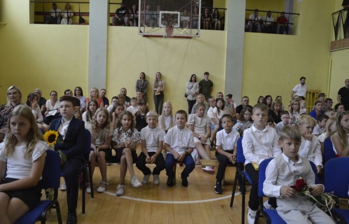 Rok szkolny 2023/2024 oficjalnie można już uznać za zakończony. Pożegnanie ze szkołą miało miejsce w piątek 21 czerwca. Wśród zaproszonych gości była przewodnicząca Rady Rodziców pani Anna Szymanek wraz z zarządem Rady Rodziców w składzie: pani Urszula Szuniewicz, pani Dorota Śladowska  i pani Katarzyna Kaniowska. Swoją obecnością zaszczyciła nas także Prezes Stowarzyszenia na Rzecz wsi Aniołowo pani Halina Cieśla, Sołtys wsi Aniołowo pan Zbigniew Cieśla, prezes Stowarzyszenia Przyjaciele Pasłęckiej Dwójki pani Iga Pankiewicz oraz pan Sławomir Mackiewicz z Ochotniczej Straży Pożarnej w Mariance. Pani dyrektor Agnieszka Cieklińska wręczyła wyróżniającym się uczniom nagrody książkowe. Po zakończonej akademii wszyscy uczniowie udali się do klas na ostatnie w tym roku szkolnym spotkanie z wychowawcą, gdzie otrzymali świadectwa, a wraz z nimi promocję do kolejnej klasy. Do zobaczenia we wrześniu!
