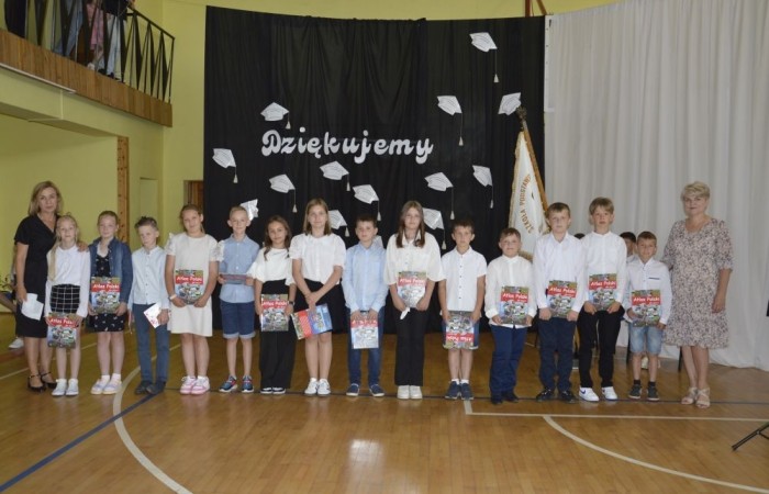 Rok szkolny 2023/2024 oficjalnie można już uznać za zakończony. Pożegnanie ze szkołą miało miejsce w piątek 21 czerwca. Wśród zaproszonych gości była przewodnicząca Rady Rodziców pani Anna Szymanek wraz z zarządem Rady Rodziców w składzie: pani Urszula Szuniewicz, pani Dorota Śladowska  i pani Katarzyna Kaniowska. Swoją obecnością zaszczyciła nas także Prezes Stowarzyszenia na Rzecz wsi Aniołowo pani Halina Cieśla, Sołtys wsi Aniołowo pan Zbigniew Cieśla, prezes Stowarzyszenia Przyjaciele Pasłęckiej Dwójki pani Iga Pankiewicz oraz pan Sławomir Mackiewicz z Ochotniczej Straży Pożarnej w Mariance. Pani dyrektor Agnieszka Cieklińska wręczyła wyróżniającym się uczniom nagrody książkowe. Po zakończonej akademii wszyscy uczniowie udali się do klas na ostatnie w tym roku szkolnym spotkanie z wychowawcą, gdzie otrzymali świadectwa, a wraz z nimi promocję do kolejnej klasy. Do zobaczenia we wrześniu!
