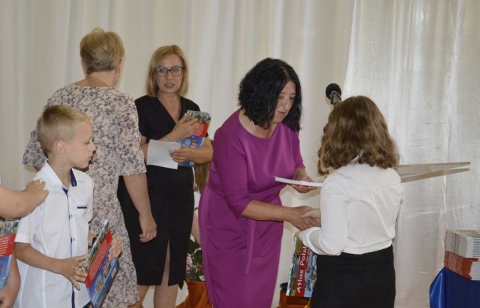 Rok szkolny 2023/2024 oficjalnie można już uznać za zakończony. Pożegnanie ze szkołą miało miejsce w piątek 21 czerwca. Wśród zaproszonych gości była przewodnicząca Rady Rodziców pani Anna Szymanek wraz z zarządem Rady Rodziców w składzie: pani Urszula Szuniewicz, pani Dorota Śladowska  i pani Katarzyna Kaniowska. Swoją obecnością zaszczyciła nas także Prezes Stowarzyszenia na Rzecz wsi Aniołowo pani Halina Cieśla, Sołtys wsi Aniołowo pan Zbigniew Cieśla, prezes Stowarzyszenia Przyjaciele Pasłęckiej Dwójki pani Iga Pankiewicz oraz pan Sławomir Mackiewicz z Ochotniczej Straży Pożarnej w Mariance. Pani dyrektor Agnieszka Cieklińska wręczyła wyróżniającym się uczniom nagrody książkowe. Po zakończonej akademii wszyscy uczniowie udali się do klas na ostatnie w tym roku szkolnym spotkanie z wychowawcą, gdzie otrzymali świadectwa, a wraz z nimi promocję do kolejnej klasy. Do zobaczenia we wrześniu!
