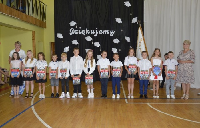 Rok szkolny 2023/2024 oficjalnie można już uznać za zakończony. Pożegnanie ze szkołą miało miejsce w piątek 21 czerwca. Wśród zaproszonych gości była przewodnicząca Rady Rodziców pani Anna Szymanek wraz z zarządem Rady Rodziców w składzie: pani Urszula Szuniewicz, pani Dorota Śladowska  i pani Katarzyna Kaniowska. Swoją obecnością zaszczyciła nas także Prezes Stowarzyszenia na Rzecz wsi Aniołowo pani Halina Cieśla, Sołtys wsi Aniołowo pan Zbigniew Cieśla, prezes Stowarzyszenia Przyjaciele Pasłęckiej Dwójki pani Iga Pankiewicz oraz pan Sławomir Mackiewicz z Ochotniczej Straży Pożarnej w Mariance. Pani dyrektor Agnieszka Cieklińska wręczyła wyróżniającym się uczniom nagrody książkowe. Po zakończonej akademii wszyscy uczniowie udali się do klas na ostatnie w tym roku szkolnym spotkanie z wychowawcą, gdzie otrzymali świadectwa, a wraz z nimi promocję do kolejnej klasy. Do zobaczenia we wrześniu!
