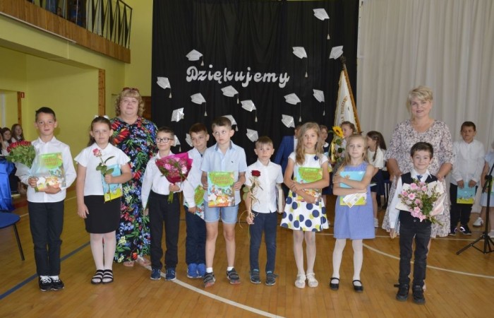 Rok szkolny 2023/2024 oficjalnie można już uznać za zakończony. Pożegnanie ze szkołą miało miejsce w piątek 21 czerwca. Wśród zaproszonych gości była przewodnicząca Rady Rodziców pani Anna Szymanek wraz z zarządem Rady Rodziców w składzie: pani Urszula Szuniewicz, pani Dorota Śladowska  i pani Katarzyna Kaniowska. Swoją obecnością zaszczyciła nas także Prezes Stowarzyszenia na Rzecz wsi Aniołowo pani Halina Cieśla, Sołtys wsi Aniołowo pan Zbigniew Cieśla, prezes Stowarzyszenia Przyjaciele Pasłęckiej Dwójki pani Iga Pankiewicz oraz pan Sławomir Mackiewicz z Ochotniczej Straży Pożarnej w Mariance. Pani dyrektor Agnieszka Cieklińska wręczyła wyróżniającym się uczniom nagrody książkowe. Po zakończonej akademii wszyscy uczniowie udali się do klas na ostatnie w tym roku szkolnym spotkanie z wychowawcą, gdzie otrzymali świadectwa, a wraz z nimi promocję do kolejnej klasy. Do zobaczenia we wrześniu!
