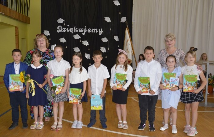 Rok szkolny 2023/2024 oficjalnie można już uznać za zakończony. Pożegnanie ze szkołą miało miejsce w piątek 21 czerwca. Wśród zaproszonych gości była przewodnicząca Rady Rodziców pani Anna Szymanek wraz z zarządem Rady Rodziców w składzie: pani Urszula Szuniewicz, pani Dorota Śladowska  i pani Katarzyna Kaniowska. Swoją obecnością zaszczyciła nas także Prezes Stowarzyszenia na Rzecz wsi Aniołowo pani Halina Cieśla, Sołtys wsi Aniołowo pan Zbigniew Cieśla, prezes Stowarzyszenia Przyjaciele Pasłęckiej Dwójki pani Iga Pankiewicz oraz pan Sławomir Mackiewicz z Ochotniczej Straży Pożarnej w Mariance. Pani dyrektor Agnieszka Cieklińska wręczyła wyróżniającym się uczniom nagrody książkowe. Po zakończonej akademii wszyscy uczniowie udali się do klas na ostatnie w tym roku szkolnym spotkanie z wychowawcą, gdzie otrzymali świadectwa, a wraz z nimi promocję do kolejnej klasy. Do zobaczenia we wrześniu!
