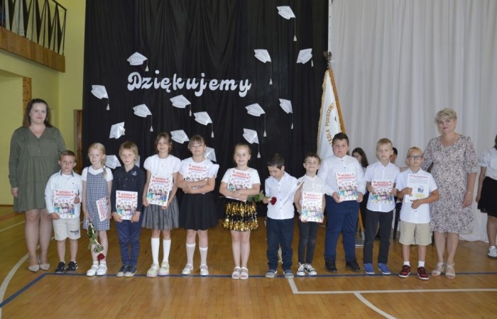 Rok szkolny 2023/2024 oficjalnie można już uznać za zakończony. Pożegnanie ze szkołą miało miejsce w piątek 21 czerwca. Wśród zaproszonych gości była przewodnicząca Rady Rodziców pani Anna Szymanek wraz z zarządem Rady Rodziców w składzie: pani Urszula Szuniewicz, pani Dorota Śladowska  i pani Katarzyna Kaniowska. Swoją obecnością zaszczyciła nas także Prezes Stowarzyszenia na Rzecz wsi Aniołowo pani Halina Cieśla, Sołtys wsi Aniołowo pan Zbigniew Cieśla, prezes Stowarzyszenia Przyjaciele Pasłęckiej Dwójki pani Iga Pankiewicz oraz pan Sławomir Mackiewicz z Ochotniczej Straży Pożarnej w Mariance. Pani dyrektor Agnieszka Cieklińska wręczyła wyróżniającym się uczniom nagrody książkowe. Po zakończonej akademii wszyscy uczniowie udali się do klas na ostatnie w tym roku szkolnym spotkanie z wychowawcą, gdzie otrzymali świadectwa, a wraz z nimi promocję do kolejnej klasy. Do zobaczenia we wrześniu!
