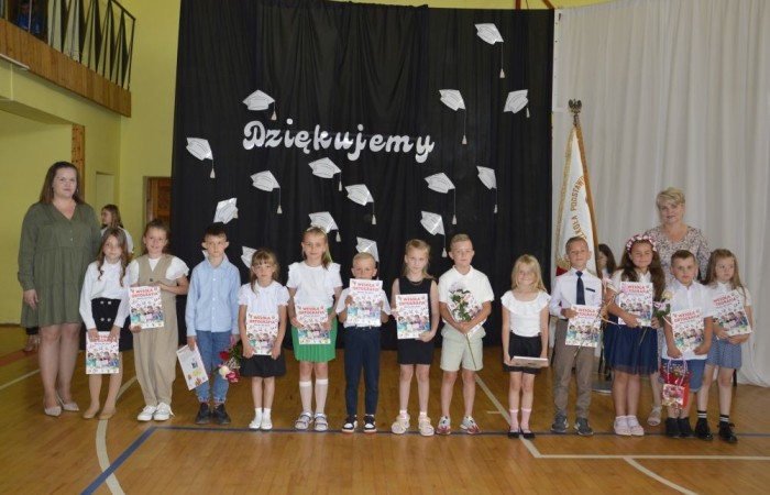 Rok szkolny 2023/2024 oficjalnie można już uznać za zakończony. Pożegnanie ze szkołą miało miejsce w piątek 21 czerwca. Wśród zaproszonych gości była przewodnicząca Rady Rodziców pani Anna Szymanek wraz z zarządem Rady Rodziców w składzie: pani Urszula Szuniewicz, pani Dorota Śladowska  i pani Katarzyna Kaniowska. Swoją obecnością zaszczyciła nas także Prezes Stowarzyszenia na Rzecz wsi Aniołowo pani Halina Cieśla, Sołtys wsi Aniołowo pan Zbigniew Cieśla, prezes Stowarzyszenia Przyjaciele Pasłęckiej Dwójki pani Iga Pankiewicz oraz pan Sławomir Mackiewicz z Ochotniczej Straży Pożarnej w Mariance. Pani dyrektor Agnieszka Cieklińska wręczyła wyróżniającym się uczniom nagrody książkowe. Po zakończonej akademii wszyscy uczniowie udali się do klas na ostatnie w tym roku szkolnym spotkanie z wychowawcą, gdzie otrzymali świadectwa, a wraz z nimi promocję do kolejnej klasy. Do zobaczenia we wrześniu!
