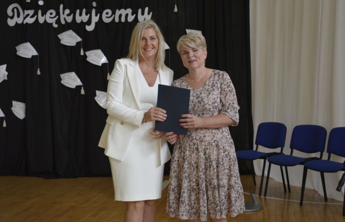 Rok szkolny 2023/2024 oficjalnie można już uznać za zakończony. Pożegnanie ze szkołą miało miejsce w piątek 21 czerwca. Wśród zaproszonych gości była przewodnicząca Rady Rodziców pani Anna Szymanek wraz z zarządem Rady Rodziców w składzie: pani Urszula Szuniewicz, pani Dorota Śladowska  i pani Katarzyna Kaniowska. Swoją obecnością zaszczyciła nas także Prezes Stowarzyszenia na Rzecz wsi Aniołowo pani Halina Cieśla, Sołtys wsi Aniołowo pan Zbigniew Cieśla, prezes Stowarzyszenia Przyjaciele Pasłęckiej Dwójki pani Iga Pankiewicz oraz pan Sławomir Mackiewicz z Ochotniczej Straży Pożarnej w Mariance. Pani dyrektor Agnieszka Cieklińska wręczyła wyróżniającym się uczniom nagrody książkowe. Po zakończonej akademii wszyscy uczniowie udali się do klas na ostatnie w tym roku szkolnym spotkanie z wychowawcą, gdzie otrzymali świadectwa, a wraz z nimi promocję do kolejnej klasy. Do zobaczenia we wrześniu!
