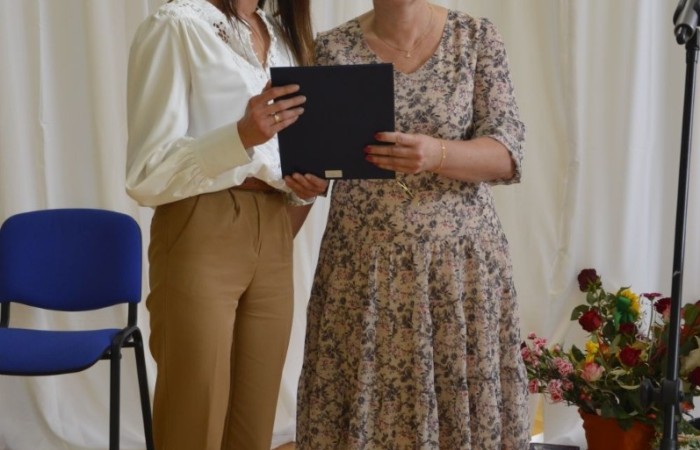 Rok szkolny 2023/2024 oficjalnie można już uznać za zakończony. Pożegnanie ze szkołą miało miejsce w piątek 21 czerwca. Wśród zaproszonych gości była przewodnicząca Rady Rodziców pani Anna Szymanek wraz z zarządem Rady Rodziców w składzie: pani Urszula Szuniewicz, pani Dorota Śladowska  i pani Katarzyna Kaniowska. Swoją obecnością zaszczyciła nas także Prezes Stowarzyszenia na Rzecz wsi Aniołowo pani Halina Cieśla, Sołtys wsi Aniołowo pan Zbigniew Cieśla, prezes Stowarzyszenia Przyjaciele Pasłęckiej Dwójki pani Iga Pankiewicz oraz pan Sławomir Mackiewicz z Ochotniczej Straży Pożarnej w Mariance. Pani dyrektor Agnieszka Cieklińska wręczyła wyróżniającym się uczniom nagrody książkowe. Po zakończonej akademii wszyscy uczniowie udali się do klas na ostatnie w tym roku szkolnym spotkanie z wychowawcą, gdzie otrzymali świadectwa, a wraz z nimi promocję do kolejnej klasy. Do zobaczenia we wrześniu!
