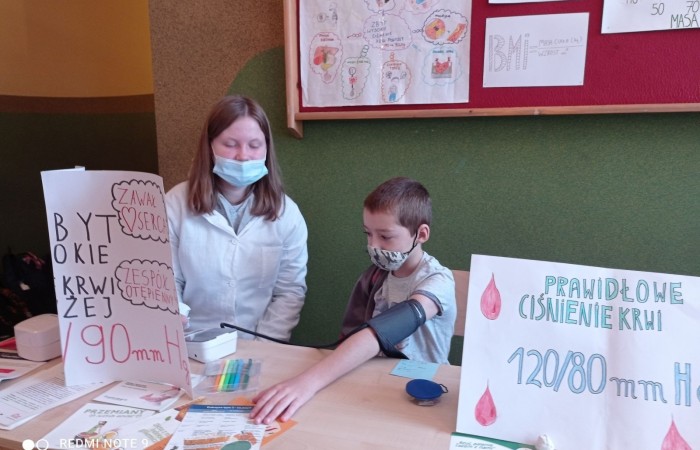            W związku ze Światowym Dniem Walki z Otyłością przypadającym na 24 października
w naszej szkole odbyła się akcja promująca zdrowy styl życia. Miała ona na celu zapoznanie uczniów z zasadami zdrowego odżywiania, właściwym doborem produktów wpływających na 
dietę prozdrowotną w zapobieganiu otyłości i chorób z nią związanych.  
Akcja ta uświadomiła uczniom, że stosowanie się do zasad prawidłowego odżywiania się  zapobiega wielu chorobom między innymi: układu krążenia, pokarmowego, cukrzycy. 
Prawidłowa dieta wpływa również na równowagę chemiczną w mózgu i może zapobiegać zaburzeniom układu nerwowego takim jak: depresja, impulsywność, agresja, słaba pamięć słuchowa, problemy z liczeniem, lękiem, niskim poczuciem własnej wartości.  
W związku z tym 26 października w naszej szkole chętni uczniowie mogli zważyć się, zmierzyć, obliczyć swoje BMI, zbadać ciśnienie krwi oraz poznać choroby związane z nieprawidłowym ciśnieniem krwi i otyłością. 
Pomiarów oraz cennych informacji i wskazówek udzielała Pani pielęgniarka razem z uczniami reprezentującymi koło biologiczne. 
Przedstawiciele tego koła wykazali się się dużą wiedzą i umiejętnościami z zakresu profilaktyki prozdrowotnej uświadamiając swoje koleżanki i kolegów o zagrożeniach wynikających z nieprzestrzegania prawidłowej diety i braku ruchu.  
