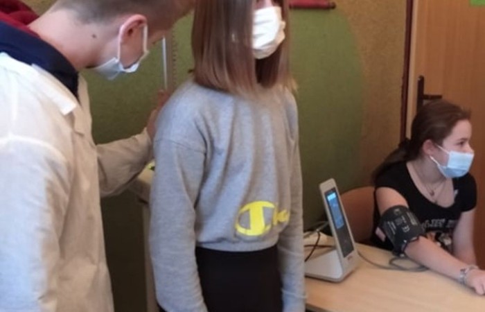            W związku ze Światowym Dniem Walki z Otyłością przypadającym na 24 października
w naszej szkole odbyła się akcja promująca zdrowy styl życia. Miała ona na celu zapoznanie uczniów z zasadami zdrowego odżywiania, właściwym doborem produktów wpływających na 
dietę prozdrowotną w zapobieganiu otyłości i chorób z nią związanych.  
Akcja ta uświadomiła uczniom, że stosowanie się do zasad prawidłowego odżywiania się  zapobiega wielu chorobom między innymi: układu krążenia, pokarmowego, cukrzycy. 
Prawidłowa dieta wpływa również na równowagę chemiczną w mózgu i może zapobiegać zaburzeniom układu nerwowego takim jak: depresja, impulsywność, agresja, słaba pamięć słuchowa, problemy z liczeniem, lękiem, niskim poczuciem własnej wartości.  
W związku z tym 26 października w naszej szkole chętni uczniowie mogli zważyć się, zmierzyć, obliczyć swoje BMI, zbadać ciśnienie krwi oraz poznać choroby związane z nieprawidłowym ciśnieniem krwi i otyłością. 
Pomiarów oraz cennych informacji i wskazówek udzielała Pani pielęgniarka razem z uczniami reprezentującymi koło biologiczne. 
Przedstawiciele tego koła wykazali się się dużą wiedzą i umiejętnościami z zakresu profilaktyki prozdrowotnej uświadamiając swoje koleżanki i kolegów o zagrożeniach wynikających z nieprzestrzegania prawidłowej diety i braku ruchu.  
