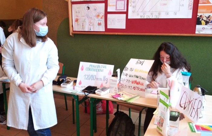            W związku ze Światowym Dniem Walki z Otyłością przypadającym na 24 października
w naszej szkole odbyła się akcja promująca zdrowy styl życia. Miała ona na celu zapoznanie uczniów z zasadami zdrowego odżywiania, właściwym doborem produktów wpływających na 
dietę prozdrowotną w zapobieganiu otyłości i chorób z nią związanych.  
Akcja ta uświadomiła uczniom, że stosowanie się do zasad prawidłowego odżywiania się  zapobiega wielu chorobom między innymi: układu krążenia, pokarmowego, cukrzycy. 
Prawidłowa dieta wpływa również na równowagę chemiczną w mózgu i może zapobiegać zaburzeniom układu nerwowego takim jak: depresja, impulsywność, agresja, słaba pamięć słuchowa, problemy z liczeniem, lękiem, niskim poczuciem własnej wartości.  
W związku z tym 26 października w naszej szkole chętni uczniowie mogli zważyć się, zmierzyć, obliczyć swoje BMI, zbadać ciśnienie krwi oraz poznać choroby związane z nieprawidłowym ciśnieniem krwi i otyłością. 
Pomiarów oraz cennych informacji i wskazówek udzielała Pani pielęgniarka razem z uczniami reprezentującymi koło biologiczne. 
Przedstawiciele tego koła wykazali się się dużą wiedzą i umiejętnościami z zakresu profilaktyki prozdrowotnej uświadamiając swoje koleżanki i kolegów o zagrożeniach wynikających z nieprzestrzegania prawidłowej diety i braku ruchu.  
