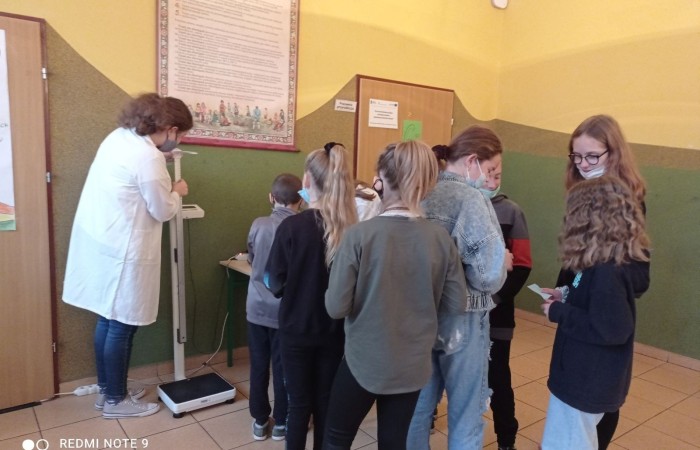            W związku ze Światowym Dniem Walki z Otyłością przypadającym na 24 października
w naszej szkole odbyła się akcja promująca zdrowy styl życia. Miała ona na celu zapoznanie uczniów z zasadami zdrowego odżywiania, właściwym doborem produktów wpływających na 
dietę prozdrowotną w zapobieganiu otyłości i chorób z nią związanych.  
Akcja ta uświadomiła uczniom, że stosowanie się do zasad prawidłowego odżywiania się  zapobiega wielu chorobom między innymi: układu krążenia, pokarmowego, cukrzycy. 
Prawidłowa dieta wpływa również na równowagę chemiczną w mózgu i może zapobiegać zaburzeniom układu nerwowego takim jak: depresja, impulsywność, agresja, słaba pamięć słuchowa, problemy z liczeniem, lękiem, niskim poczuciem własnej wartości.  
W związku z tym 26 października w naszej szkole chętni uczniowie mogli zważyć się, zmierzyć, obliczyć swoje BMI, zbadać ciśnienie krwi oraz poznać choroby związane z nieprawidłowym ciśnieniem krwi i otyłością. 
Pomiarów oraz cennych informacji i wskazówek udzielała Pani pielęgniarka razem z uczniami reprezentującymi koło biologiczne. 
Przedstawiciele tego koła wykazali się się dużą wiedzą i umiejętnościami z zakresu profilaktyki prozdrowotnej uświadamiając swoje koleżanki i kolegów o zagrożeniach wynikających z nieprzestrzegania prawidłowej diety i braku ruchu.  
