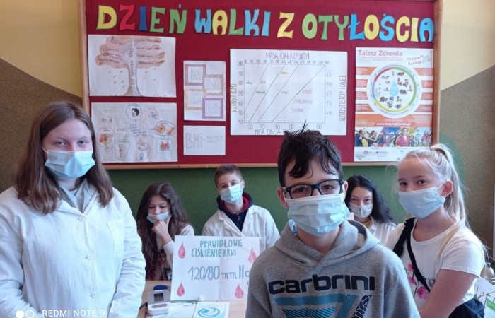            W związku ze Światowym Dniem Walki z Otyłością przypadającym na 24 października
w naszej szkole odbyła się akcja promująca zdrowy styl życia. Miała ona na celu zapoznanie uczniów z zasadami zdrowego odżywiania, właściwym doborem produktów wpływających na 
dietę prozdrowotną w zapobieganiu otyłości i chorób z nią związanych.  
Akcja ta uświadomiła uczniom, że stosowanie się do zasad prawidłowego odżywiania się  zapobiega wielu chorobom między innymi: układu krążenia, pokarmowego, cukrzycy. 
Prawidłowa dieta wpływa również na równowagę chemiczną w mózgu i może zapobiegać zaburzeniom układu nerwowego takim jak: depresja, impulsywność, agresja, słaba pamięć słuchowa, problemy z liczeniem, lękiem, niskim poczuciem własnej wartości.  
W związku z tym 26 października w naszej szkole chętni uczniowie mogli zważyć się, zmierzyć, obliczyć swoje BMI, zbadać ciśnienie krwi oraz poznać choroby związane z nieprawidłowym ciśnieniem krwi i otyłością. 
Pomiarów oraz cennych informacji i wskazówek udzielała Pani pielęgniarka razem z uczniami reprezentującymi koło biologiczne. 
Przedstawiciele tego koła wykazali się się dużą wiedzą i umiejętnościami z zakresu profilaktyki prozdrowotnej uświadamiając swoje koleżanki i kolegów o zagrożeniach wynikających z nieprzestrzegania prawidłowej diety i braku ruchu.  
