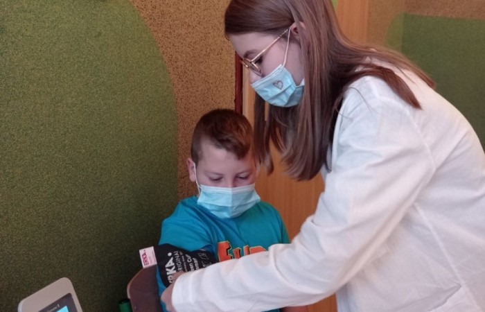            W związku ze Światowym Dniem Walki z Otyłością przypadającym na 24 października
w naszej szkole odbyła się akcja promująca zdrowy styl życia. Miała ona na celu zapoznanie uczniów z zasadami zdrowego odżywiania, właściwym doborem produktów wpływających na 
dietę prozdrowotną w zapobieganiu otyłości i chorób z nią związanych.  
Akcja ta uświadomiła uczniom, że stosowanie się do zasad prawidłowego odżywiania się  zapobiega wielu chorobom między innymi: układu krążenia, pokarmowego, cukrzycy. 
Prawidłowa dieta wpływa również na równowagę chemiczną w mózgu i może zapobiegać zaburzeniom układu nerwowego takim jak: depresja, impulsywność, agresja, słaba pamięć słuchowa, problemy z liczeniem, lękiem, niskim poczuciem własnej wartości.  
W związku z tym 26 października w naszej szkole chętni uczniowie mogli zważyć się, zmierzyć, obliczyć swoje BMI, zbadać ciśnienie krwi oraz poznać choroby związane z nieprawidłowym ciśnieniem krwi i otyłością. 
Pomiarów oraz cennych informacji i wskazówek udzielała Pani pielęgniarka razem z uczniami reprezentującymi koło biologiczne. 
Przedstawiciele tego koła wykazali się się dużą wiedzą i umiejętnościami z zakresu profilaktyki prozdrowotnej uświadamiając swoje koleżanki i kolegów o zagrożeniach wynikających z nieprzestrzegania prawidłowej diety i braku ruchu.  
