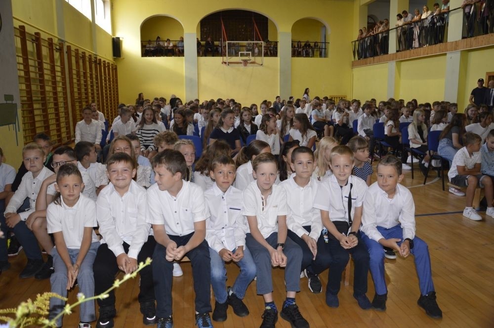 2 września uczniowie naszej szkoły uczestniczyli w uroczystej inauguracji roku szkolnego, którą przygotowali uczniowie klasy VI a pod opieką p. Anny Cieśli. Natomiast oprawę muzyczną zapewniła p. Iwona Matukiewicz.
Podczas występu były wesołe wierszyki i szczere życzenia. Nie zabrakło też chwili powagi, podczas której wspominano rocznicę wybuchu II wojny światowej. Po występie uczniów, głos zabrała pani Dyrektor, która życzyła wszystkim dużo zdrowia, a uczniom jak najlepszych wyników w nauce. Podczas uroczystości kwiaty i podziękowania za wieloletnią pracę w zawodzie otrzymał: p. Marek Białogrzywy, który w szkole pracuje od 25 lat. Ten dzień był szczególnie wyjątkowy dla uczniów klas pierwszych, którzy zgodnie z tradycją naszej szkoły, wraz z rozpoczęciem roku szkolnego przystąpili do uroczystego ślubowania. Pierwszaki złożyły obietnicę bycia dobrym uczniem, a tym samym zostały oficjalnie włączone do społeczności uczniowskiej. Uroczystość zakończyła radosna piosenka w wykonaniu naszych uczennic: Nadii i Mileny. Duet wokalny przygotowała do występu p. Iwona Matukiewicz. Następnie wszyscy rozeszli się do klas na pierwsze w tym roku szkolnym spotkanie z wychowawcami.