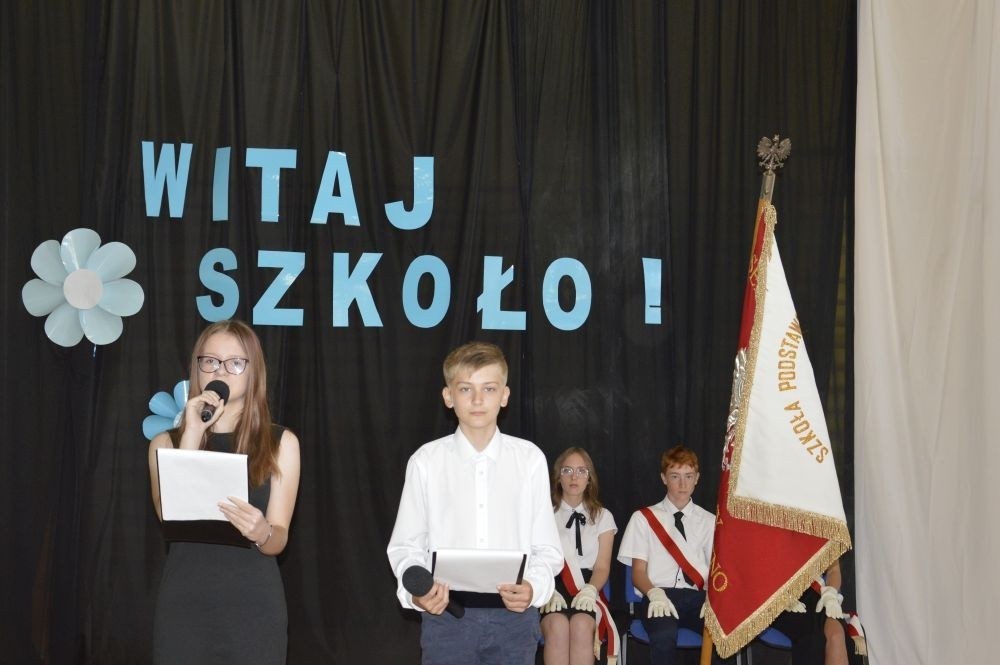 2 września uczniowie naszej szkoły uczestniczyli w uroczystej inauguracji roku szkolnego, którą przygotowali uczniowie klasy VI a pod opieką p. Anny Cieśli. Natomiast oprawę muzyczną zapewniła p. Iwona Matukiewicz.
Podczas występu były wesołe wierszyki i szczere życzenia. Nie zabrakło też chwili powagi, podczas której wspominano rocznicę wybuchu II wojny światowej. Po występie uczniów, głos zabrała pani Dyrektor, która życzyła wszystkim dużo zdrowia, a uczniom jak najlepszych wyników w nauce. Podczas uroczystości kwiaty i podziękowania za wieloletnią pracę w zawodzie otrzymał: p. Marek Białogrzywy, który w szkole pracuje od 25 lat. Ten dzień był szczególnie wyjątkowy dla uczniów klas pierwszych, którzy zgodnie z tradycją naszej szkoły, wraz z rozpoczęciem roku szkolnego przystąpili do uroczystego ślubowania. Pierwszaki złożyły obietnicę bycia dobrym uczniem, a tym samym zostały oficjalnie włączone do społeczności uczniowskiej. Uroczystość zakończyła radosna piosenka w wykonaniu naszych uczennic: Nadii i Mileny. Duet wokalny przygotowała do występu p. Iwona Matukiewicz. Następnie wszyscy rozeszli się do klas na pierwsze w tym roku szkolnym spotkanie z wychowawcami.