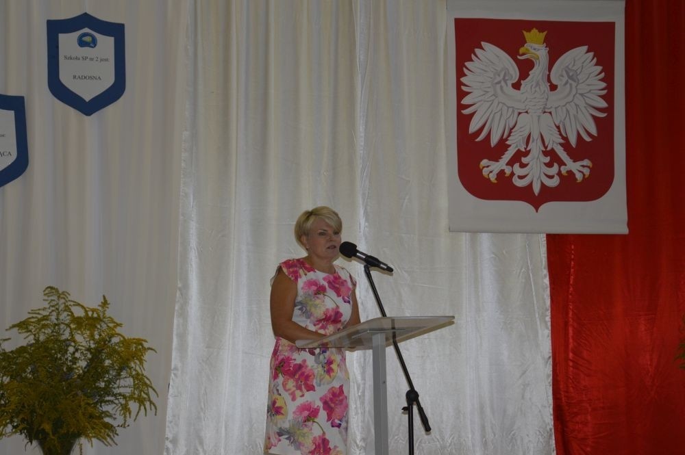 2 września uczniowie naszej szkoły uczestniczyli w uroczystej inauguracji roku szkolnego, którą przygotowali uczniowie klasy VI a pod opieką p. Anny Cieśli. Natomiast oprawę muzyczną zapewniła p. Iwona Matukiewicz.
Podczas występu były wesołe wierszyki i szczere życzenia. Nie zabrakło też chwili powagi, podczas której wspominano rocznicę wybuchu II wojny światowej. Po występie uczniów, głos zabrała pani Dyrektor, która życzyła wszystkim dużo zdrowia, a uczniom jak najlepszych wyników w nauce. Podczas uroczystości kwiaty i podziękowania za wieloletnią pracę w zawodzie otrzymał: p. Marek Białogrzywy, który w szkole pracuje od 25 lat. Ten dzień był szczególnie wyjątkowy dla uczniów klas pierwszych, którzy zgodnie z tradycją naszej szkoły, wraz z rozpoczęciem roku szkolnego przystąpili do uroczystego ślubowania. Pierwszaki złożyły obietnicę bycia dobrym uczniem, a tym samym zostały oficjalnie włączone do społeczności uczniowskiej. Uroczystość zakończyła radosna piosenka w wykonaniu naszych uczennic: Nadii i Mileny. Duet wokalny przygotowała do występu p. Iwona Matukiewicz. Następnie wszyscy rozeszli się do klas na pierwsze w tym roku szkolnym spotkanie z wychowawcami.