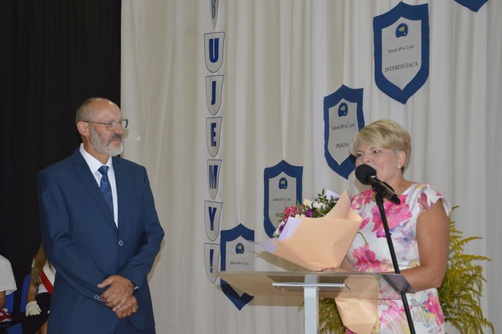 2 września uczniowie naszej szkoły uczestniczyli w uroczystej inauguracji roku szkolnego, którą przygotowali uczniowie klasy VI a pod opieką p. Anny Cieśli. Natomiast oprawę muzyczną zapewniła p. Iwona Matukiewicz.
Podczas występu były wesołe wierszyki i szczere życzenia. Nie zabrakło też chwili powagi, podczas której wspominano rocznicę wybuchu II wojny światowej. Po występie uczniów, głos zabrała pani Dyrektor, która życzyła wszystkim dużo zdrowia, a uczniom jak najlepszych wyników w nauce. Podczas uroczystości kwiaty i podziękowania za wieloletnią pracę w zawodzie otrzymał: p. Marek Białogrzywy, który w szkole pracuje od 25 lat. Ten dzień był szczególnie wyjątkowy dla uczniów klas pierwszych, którzy zgodnie z tradycją naszej szkoły, wraz z rozpoczęciem roku szkolnego przystąpili do uroczystego ślubowania. Pierwszaki złożyły obietnicę bycia dobrym uczniem, a tym samym zostały oficjalnie włączone do społeczności uczniowskiej. Uroczystość zakończyła radosna piosenka w wykonaniu naszych uczennic: Nadii i Mileny. Duet wokalny przygotowała do występu p. Iwona Matukiewicz. Następnie wszyscy rozeszli się do klas na pierwsze w tym roku szkolnym spotkanie z wychowawcami.