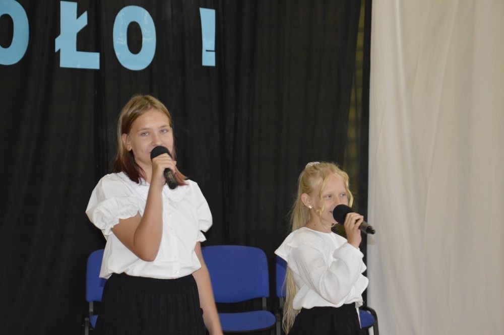 2 września uczniowie naszej szkoły uczestniczyli w uroczystej inauguracji roku szkolnego, którą przygotowali uczniowie klasy VI a pod opieką p. Anny Cieśli. Natomiast oprawę muzyczną zapewniła p. Iwona Matukiewicz.
Podczas występu były wesołe wierszyki i szczere życzenia. Nie zabrakło też chwili powagi, podczas której wspominano rocznicę wybuchu II wojny światowej. Po występie uczniów, głos zabrała pani Dyrektor, która życzyła wszystkim dużo zdrowia, a uczniom jak najlepszych wyników w nauce. Podczas uroczystości kwiaty i podziękowania za wieloletnią pracę w zawodzie otrzymał: p. Marek Białogrzywy, który w szkole pracuje od 25 lat. Ten dzień był szczególnie wyjątkowy dla uczniów klas pierwszych, którzy zgodnie z tradycją naszej szkoły, wraz z rozpoczęciem roku szkolnego przystąpili do uroczystego ślubowania. Pierwszaki złożyły obietnicę bycia dobrym uczniem, a tym samym zostały oficjalnie włączone do społeczności uczniowskiej. Uroczystość zakończyła radosna piosenka w wykonaniu naszych uczennic: Nadii i Mileny. Duet wokalny przygotowała do występu p. Iwona Matukiewicz. Następnie wszyscy rozeszli się do klas na pierwsze w tym roku szkolnym spotkanie z wychowawcami.