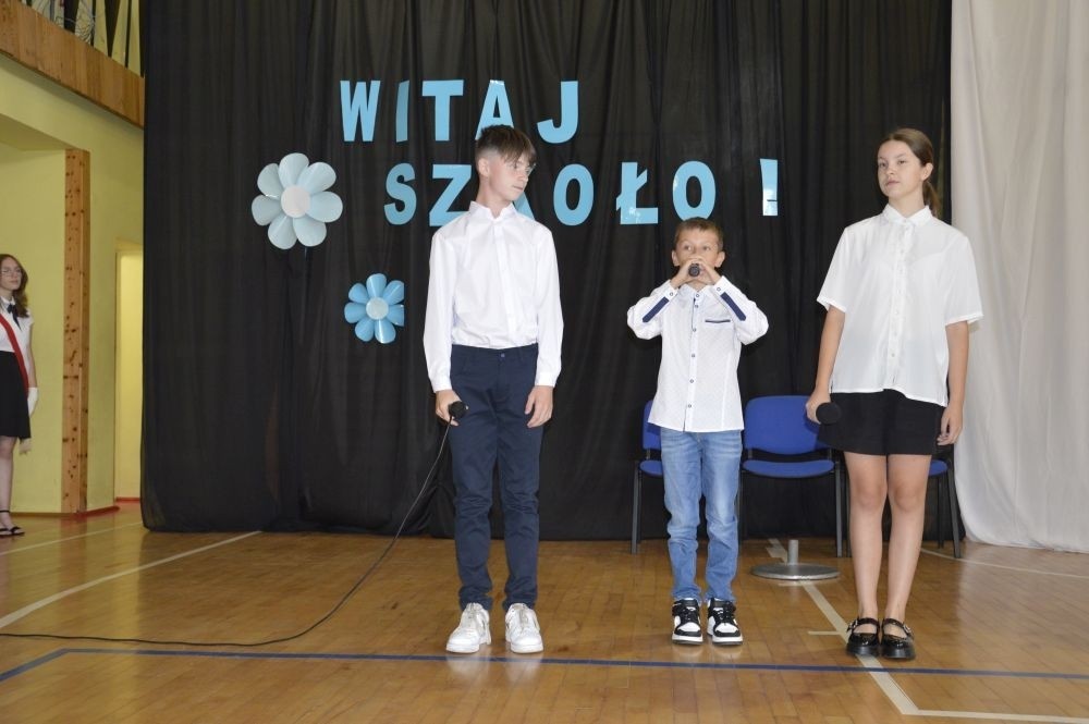 2 września uczniowie naszej szkoły uczestniczyli w uroczystej inauguracji roku szkolnego, którą przygotowali uczniowie klasy VI a pod opieką p. Anny Cieśli. Natomiast oprawę muzyczną zapewniła p. Iwona Matukiewicz.
Podczas występu były wesołe wierszyki i szczere życzenia. Nie zabrakło też chwili powagi, podczas której wspominano rocznicę wybuchu II wojny światowej. Po występie uczniów, głos zabrała pani Dyrektor, która życzyła wszystkim dużo zdrowia, a uczniom jak najlepszych wyników w nauce. Podczas uroczystości kwiaty i podziękowania za wieloletnią pracę w zawodzie otrzymał: p. Marek Białogrzywy, który w szkole pracuje od 25 lat. Ten dzień był szczególnie wyjątkowy dla uczniów klas pierwszych, którzy zgodnie z tradycją naszej szkoły, wraz z rozpoczęciem roku szkolnego przystąpili do uroczystego ślubowania. Pierwszaki złożyły obietnicę bycia dobrym uczniem, a tym samym zostały oficjalnie włączone do społeczności uczniowskiej. Uroczystość zakończyła radosna piosenka w wykonaniu naszych uczennic: Nadii i Mileny. Duet wokalny przygotowała do występu p. Iwona Matukiewicz. Następnie wszyscy rozeszli się do klas na pierwsze w tym roku szkolnym spotkanie z wychowawcami.