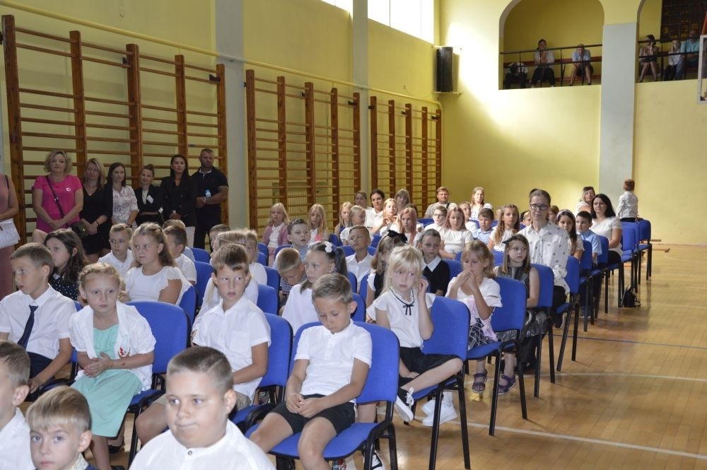 2 września uczniowie naszej szkoły uczestniczyli w uroczystej inauguracji roku szkolnego, którą przygotowali uczniowie klasy VI a pod opieką p. Anny Cieśli. Natomiast oprawę muzyczną zapewniła p. Iwona Matukiewicz.
Podczas występu były wesołe wierszyki i szczere życzenia. Nie zabrakło też chwili powagi, podczas której wspominano rocznicę wybuchu II wojny światowej. Po występie uczniów, głos zabrała pani Dyrektor, która życzyła wszystkim dużo zdrowia, a uczniom jak najlepszych wyników w nauce. Podczas uroczystości kwiaty i podziękowania za wieloletnią pracę w zawodzie otrzymał: p. Marek Białogrzywy, który w szkole pracuje od 25 lat. Ten dzień był szczególnie wyjątkowy dla uczniów klas pierwszych, którzy zgodnie z tradycją naszej szkoły, wraz z rozpoczęciem roku szkolnego przystąpili do uroczystego ślubowania. Pierwszaki złożyły obietnicę bycia dobrym uczniem, a tym samym zostały oficjalnie włączone do społeczności uczniowskiej. Uroczystość zakończyła radosna piosenka w wykonaniu naszych uczennic: Nadii i Mileny. Duet wokalny przygotowała do występu p. Iwona Matukiewicz. Następnie wszyscy rozeszli się do klas na pierwsze w tym roku szkolnym spotkanie z wychowawcami.