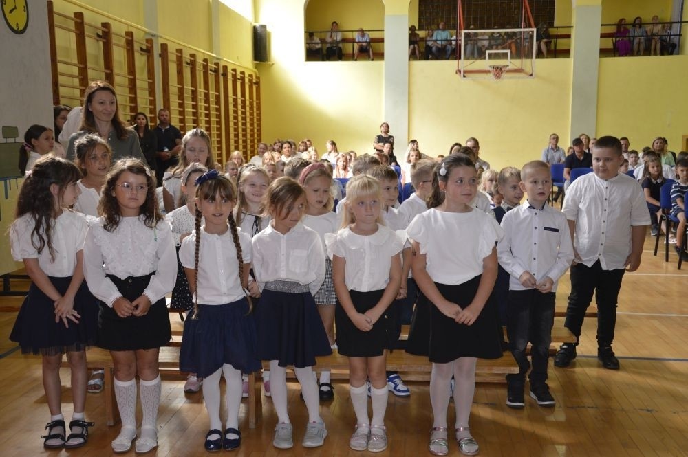 2 września uczniowie naszej szkoły uczestniczyli w uroczystej inauguracji roku szkolnego, którą przygotowali uczniowie klasy VI a pod opieką p. Anny Cieśli. Natomiast oprawę muzyczną zapewniła p. Iwona Matukiewicz.
Podczas występu były wesołe wierszyki i szczere życzenia. Nie zabrakło też chwili powagi, podczas której wspominano rocznicę wybuchu II wojny światowej. Po występie uczniów, głos zabrała pani Dyrektor, która życzyła wszystkim dużo zdrowia, a uczniom jak najlepszych wyników w nauce. Podczas uroczystości kwiaty i podziękowania za wieloletnią pracę w zawodzie otrzymał: p. Marek Białogrzywy, który w szkole pracuje od 25 lat. Ten dzień był szczególnie wyjątkowy dla uczniów klas pierwszych, którzy zgodnie z tradycją naszej szkoły, wraz z rozpoczęciem roku szkolnego przystąpili do uroczystego ślubowania. Pierwszaki złożyły obietnicę bycia dobrym uczniem, a tym samym zostały oficjalnie włączone do społeczności uczniowskiej. Uroczystość zakończyła radosna piosenka w wykonaniu naszych uczennic: Nadii i Mileny. Duet wokalny przygotowała do występu p. Iwona Matukiewicz. Następnie wszyscy rozeszli się do klas na pierwsze w tym roku szkolnym spotkanie z wychowawcami.