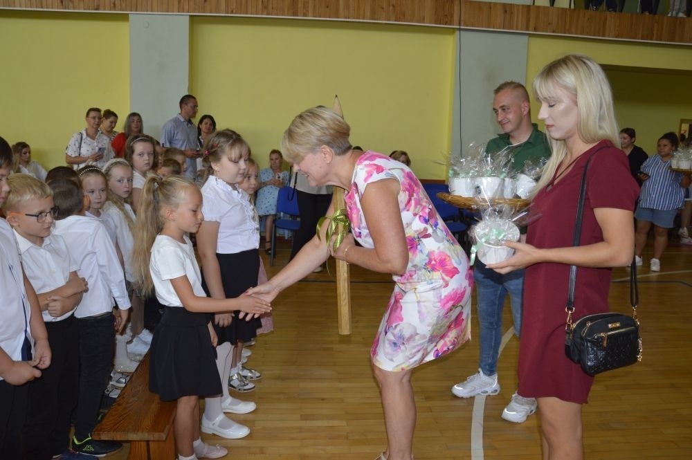 2 września uczniowie naszej szkoły uczestniczyli w uroczystej inauguracji roku szkolnego, którą przygotowali uczniowie klasy VI a pod opieką p. Anny Cieśli. Natomiast oprawę muzyczną zapewniła p. Iwona Matukiewicz.
Podczas występu były wesołe wierszyki i szczere życzenia. Nie zabrakło też chwili powagi, podczas której wspominano rocznicę wybuchu II wojny światowej. Po występie uczniów, głos zabrała pani Dyrektor, która życzyła wszystkim dużo zdrowia, a uczniom jak najlepszych wyników w nauce. Podczas uroczystości kwiaty i podziękowania za wieloletnią pracę w zawodzie otrzymał: p. Marek Białogrzywy, który w szkole pracuje od 25 lat. Ten dzień był szczególnie wyjątkowy dla uczniów klas pierwszych, którzy zgodnie z tradycją naszej szkoły, wraz z rozpoczęciem roku szkolnego przystąpili do uroczystego ślubowania. Pierwszaki złożyły obietnicę bycia dobrym uczniem, a tym samym zostały oficjalnie włączone do społeczności uczniowskiej. Uroczystość zakończyła radosna piosenka w wykonaniu naszych uczennic: Nadii i Mileny. Duet wokalny przygotowała do występu p. Iwona Matukiewicz. Następnie wszyscy rozeszli się do klas na pierwsze w tym roku szkolnym spotkanie z wychowawcami.