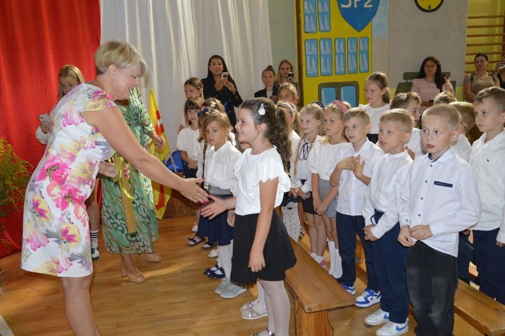 2 września uczniowie naszej szkoły uczestniczyli w uroczystej inauguracji roku szkolnego, którą przygotowali uczniowie klasy VI a pod opieką p. Anny Cieśli. Natomiast oprawę muzyczną zapewniła p. Iwona Matukiewicz.
Podczas występu były wesołe wierszyki i szczere życzenia. Nie zabrakło też chwili powagi, podczas której wspominano rocznicę wybuchu II wojny światowej. Po występie uczniów, głos zabrała pani Dyrektor, która życzyła wszystkim dużo zdrowia, a uczniom jak najlepszych wyników w nauce. Podczas uroczystości kwiaty i podziękowania za wieloletnią pracę w zawodzie otrzymał: p. Marek Białogrzywy, który w szkole pracuje od 25 lat. Ten dzień był szczególnie wyjątkowy dla uczniów klas pierwszych, którzy zgodnie z tradycją naszej szkoły, wraz z rozpoczęciem roku szkolnego przystąpili do uroczystego ślubowania. Pierwszaki złożyły obietnicę bycia dobrym uczniem, a tym samym zostały oficjalnie włączone do społeczności uczniowskiej. Uroczystość zakończyła radosna piosenka w wykonaniu naszych uczennic: Nadii i Mileny. Duet wokalny przygotowała do występu p. Iwona Matukiewicz. Następnie wszyscy rozeszli się do klas na pierwsze w tym roku szkolnym spotkanie z wychowawcami.