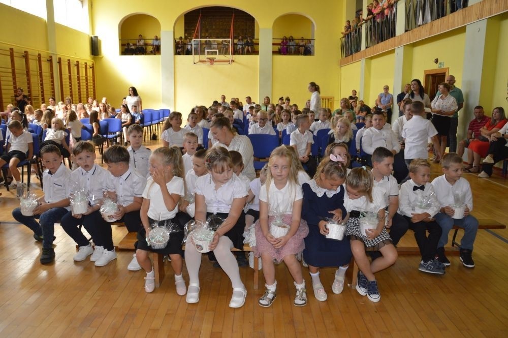 2 września uczniowie naszej szkoły uczestniczyli w uroczystej inauguracji roku szkolnego, którą przygotowali uczniowie klasy VI a pod opieką p. Anny Cieśli. Natomiast oprawę muzyczną zapewniła p. Iwona Matukiewicz.
Podczas występu były wesołe wierszyki i szczere życzenia. Nie zabrakło też chwili powagi, podczas której wspominano rocznicę wybuchu II wojny światowej. Po występie uczniów, głos zabrała pani Dyrektor, która życzyła wszystkim dużo zdrowia, a uczniom jak najlepszych wyników w nauce. Podczas uroczystości kwiaty i podziękowania za wieloletnią pracę w zawodzie otrzymał: p. Marek Białogrzywy, który w szkole pracuje od 25 lat. Ten dzień był szczególnie wyjątkowy dla uczniów klas pierwszych, którzy zgodnie z tradycją naszej szkoły, wraz z rozpoczęciem roku szkolnego przystąpili do uroczystego ślubowania. Pierwszaki złożyły obietnicę bycia dobrym uczniem, a tym samym zostały oficjalnie włączone do społeczności uczniowskiej. Uroczystość zakończyła radosna piosenka w wykonaniu naszych uczennic: Nadii i Mileny. Duet wokalny przygotowała do występu p. Iwona Matukiewicz. Następnie wszyscy rozeszli się do klas na pierwsze w tym roku szkolnym spotkanie z wychowawcami.