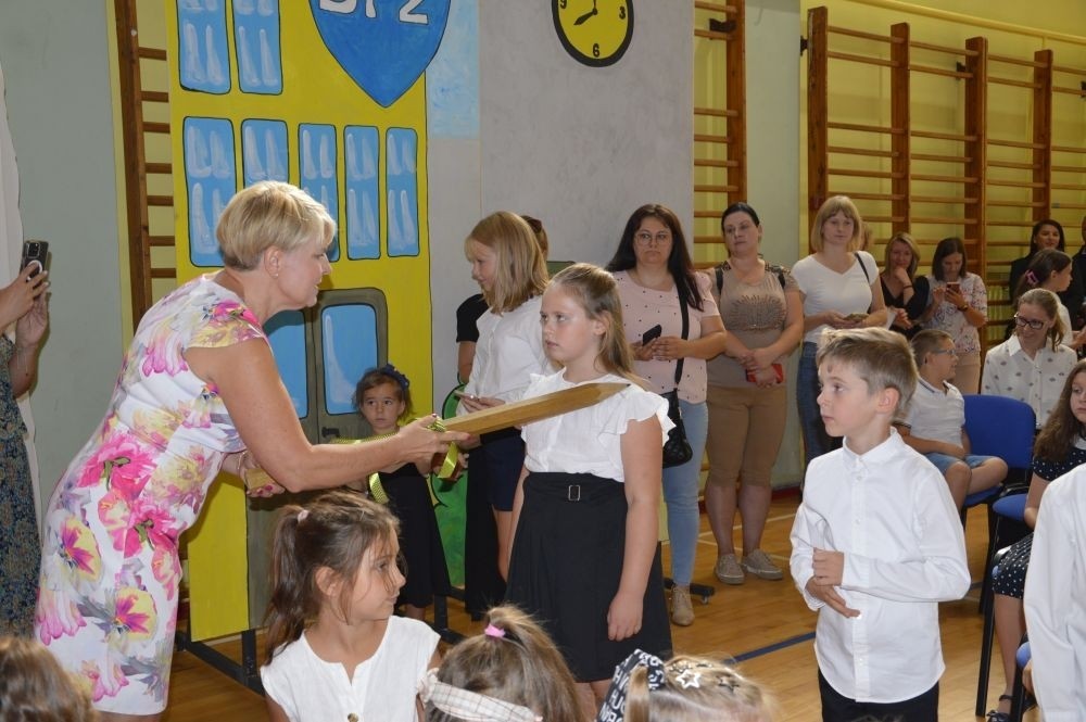 2 września uczniowie naszej szkoły uczestniczyli w uroczystej inauguracji roku szkolnego, którą przygotowali uczniowie klasy VI a pod opieką p. Anny Cieśli. Natomiast oprawę muzyczną zapewniła p. Iwona Matukiewicz.
Podczas występu były wesołe wierszyki i szczere życzenia. Nie zabrakło też chwili powagi, podczas której wspominano rocznicę wybuchu II wojny światowej. Po występie uczniów, głos zabrała pani Dyrektor, która życzyła wszystkim dużo zdrowia, a uczniom jak najlepszych wyników w nauce. Podczas uroczystości kwiaty i podziękowania za wieloletnią pracę w zawodzie otrzymał: p. Marek Białogrzywy, który w szkole pracuje od 25 lat. Ten dzień był szczególnie wyjątkowy dla uczniów klas pierwszych, którzy zgodnie z tradycją naszej szkoły, wraz z rozpoczęciem roku szkolnego przystąpili do uroczystego ślubowania. Pierwszaki złożyły obietnicę bycia dobrym uczniem, a tym samym zostały oficjalnie włączone do społeczności uczniowskiej. Uroczystość zakończyła radosna piosenka w wykonaniu naszych uczennic: Nadii i Mileny. Duet wokalny przygotowała do występu p. Iwona Matukiewicz. Następnie wszyscy rozeszli się do klas na pierwsze w tym roku szkolnym spotkanie z wychowawcami.