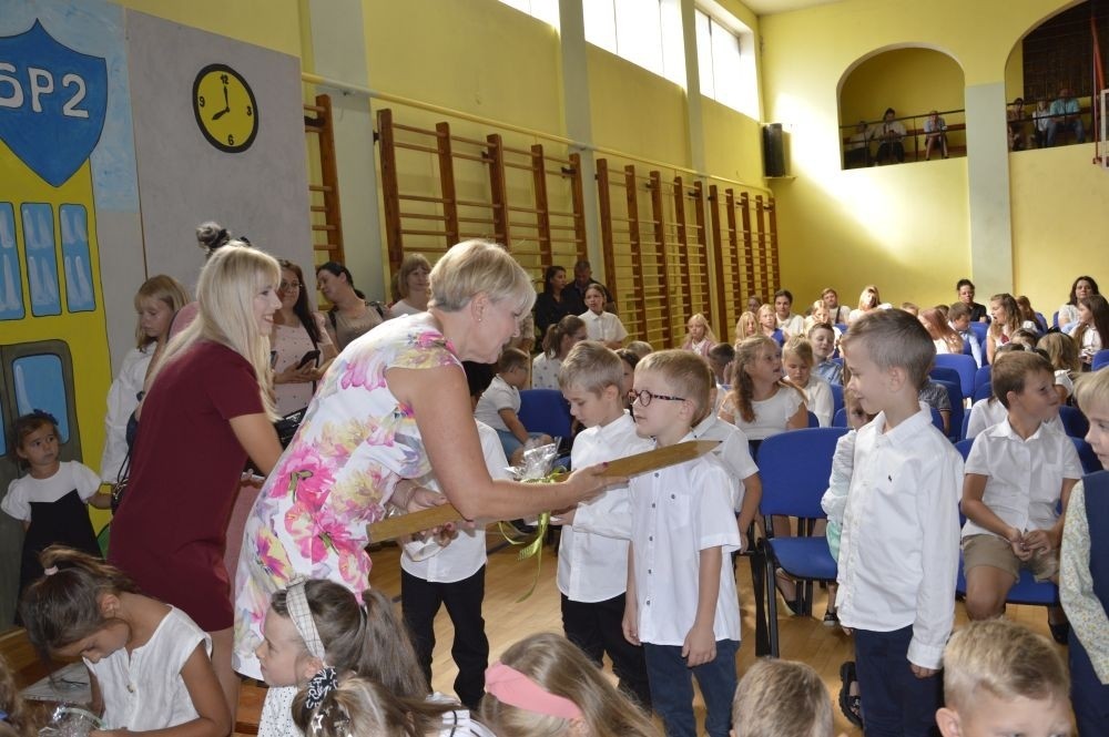 2 września uczniowie naszej szkoły uczestniczyli w uroczystej inauguracji roku szkolnego, którą przygotowali uczniowie klasy VI a pod opieką p. Anny Cieśli. Natomiast oprawę muzyczną zapewniła p. Iwona Matukiewicz.
Podczas występu były wesołe wierszyki i szczere życzenia. Nie zabrakło też chwili powagi, podczas której wspominano rocznicę wybuchu II wojny światowej. Po występie uczniów, głos zabrała pani Dyrektor, która życzyła wszystkim dużo zdrowia, a uczniom jak najlepszych wyników w nauce. Podczas uroczystości kwiaty i podziękowania za wieloletnią pracę w zawodzie otrzymał: p. Marek Białogrzywy, który w szkole pracuje od 25 lat. Ten dzień był szczególnie wyjątkowy dla uczniów klas pierwszych, którzy zgodnie z tradycją naszej szkoły, wraz z rozpoczęciem roku szkolnego przystąpili do uroczystego ślubowania. Pierwszaki złożyły obietnicę bycia dobrym uczniem, a tym samym zostały oficjalnie włączone do społeczności uczniowskiej. Uroczystość zakończyła radosna piosenka w wykonaniu naszych uczennic: Nadii i Mileny. Duet wokalny przygotowała do występu p. Iwona Matukiewicz. Następnie wszyscy rozeszli się do klas na pierwsze w tym roku szkolnym spotkanie z wychowawcami.