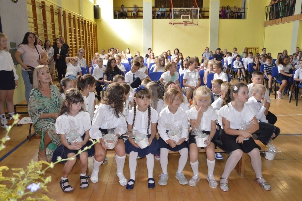 2 września uczniowie naszej szkoły uczestniczyli w uroczystej inauguracji roku szkolnego, którą przygotowali uczniowie klasy VI a pod opieką p. Anny Cieśli. Natomiast oprawę muzyczną zapewniła p. Iwona Matukiewicz.
Podczas występu były wesołe wierszyki i szczere życzenia. Nie zabrakło też chwili powagi, podczas której wspominano rocznicę wybuchu II wojny światowej. Po występie uczniów, głos zabrała pani Dyrektor, która życzyła wszystkim dużo zdrowia, a uczniom jak najlepszych wyników w nauce. Podczas uroczystości kwiaty i podziękowania za wieloletnią pracę w zawodzie otrzymał: p. Marek Białogrzywy, który w szkole pracuje od 25 lat. Ten dzień był szczególnie wyjątkowy dla uczniów klas pierwszych, którzy zgodnie z tradycją naszej szkoły, wraz z rozpoczęciem roku szkolnego przystąpili do uroczystego ślubowania. Pierwszaki złożyły obietnicę bycia dobrym uczniem, a tym samym zostały oficjalnie włączone do społeczności uczniowskiej. Uroczystość zakończyła radosna piosenka w wykonaniu naszych uczennic: Nadii i Mileny. Duet wokalny przygotowała do występu p. Iwona Matukiewicz. Następnie wszyscy rozeszli się do klas na pierwsze w tym roku szkolnym spotkanie z wychowawcami.